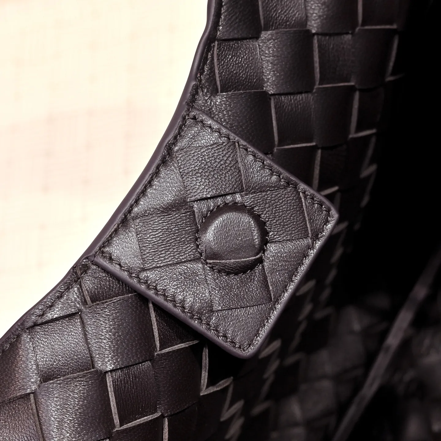 Batch 2160 new products are coming! BOTTEGA VENETA Bottega Veneta's 2025 new Campana shoulder bag is on the market~ First of all, I would like to praise the weight of this bag. As a not too small bag, it is very light for daily use. For people like me who need to carry a lot of belongings when going out, this advantage is great, and it greatly reduces the burden of traveling. 🛍️The shape is a bit like a combination of parachute and jodie. The blunt triangle shape is cute and honest. Carrying it on your back when going shopping is a good mood accelerator. The handles and body of the bag are both classic weaves. A tie is added to the original open design. If it is not tied up, the bag will look like a small vegetable basket when carried. Style number: 4249 Size: 33*20*16.5cm